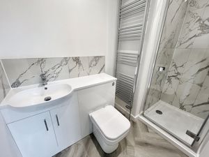 En-suite shower room- click for photo gallery